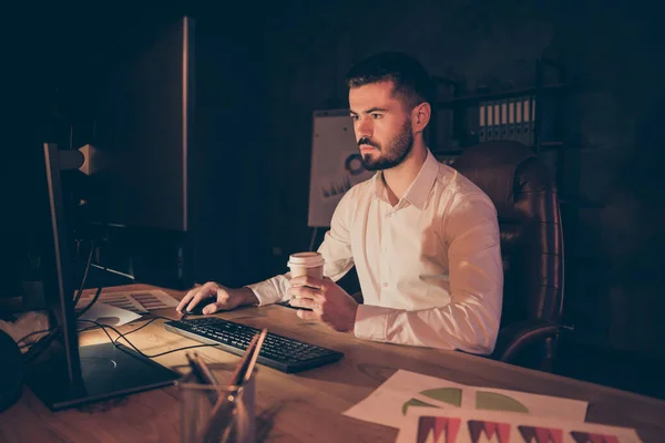 Foto de pensativo emprendedor reflexivo mirando pensativamente en la pantalla en busca de nueva información sobre el aumento de los ingresos de la corporación —  Fotos de Stock