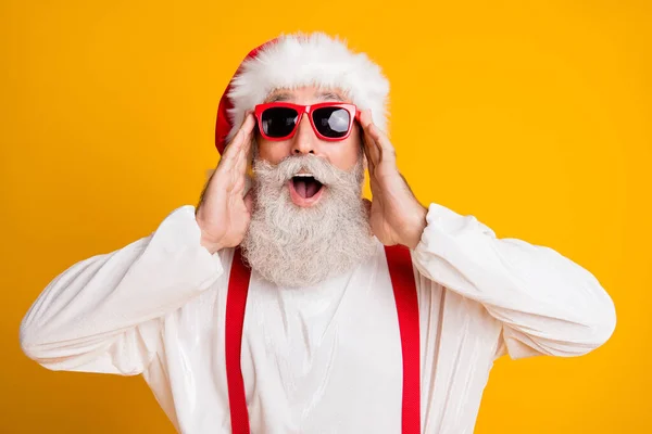 2020 descontos de Natal. engraçado funky santa claus hipster no vermelho chapéu gritar falar véspera informações x-mas newyear tradição temporada pechinchas desgaste suspensórios isolado brilhante cor fundo — Fotografia de Stock