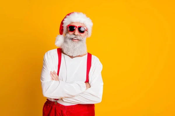 Celebración de Navidad 2020. Funny funky santa claus hipster en manos cruzadas sombrero rojo disfrutar de fiesta festire noel año nuevo x-mas aislado sobre fondo de color brillante — Foto de Stock