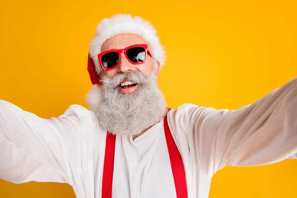 Close-up foto van grappige funky grijs haar santa claus hipster blogger hebben kerst x-mas vakantie zomer reizen maken selfie genieten nieuwjaar tijd geïsoleerd over gele kleur achtergrond — Stockfoto