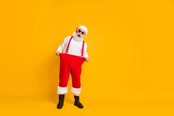 Foto em tamanho completo de louco santa claus perder peso mostrar pouco abdômen perfeito x-mas Natal celebração dieta desgaste chapéu botas pretas isolado cor brilhante fundo — Fotografia de Stock