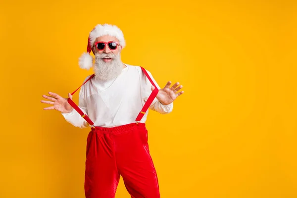 Retrato de estilo fresco hipster santa claus disfrutar de la celebración festiva mágica de año nuevo tirón tirantes usar sombrero rojo aislado sobre el brillo de fondo de color —  Fotos de Stock