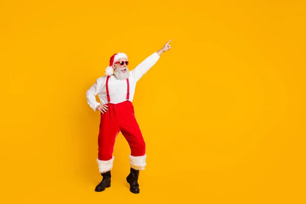 Full body foto van koele gekke funky santa claus hipster genieten x-mas feest feest club verhogen handen dans overhemd bretels geïsoleerd over heldere kleur achtergrond — Stockfoto