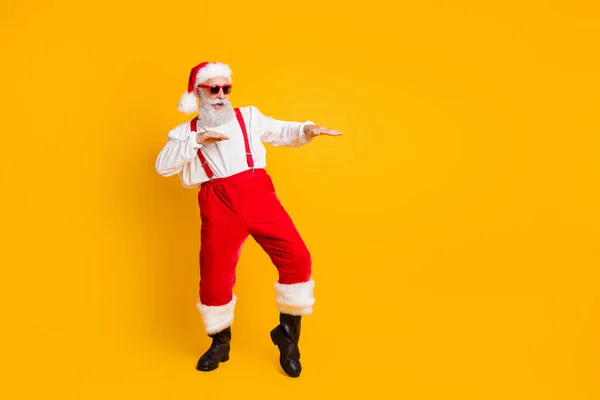 Πλήρης φωτογραφία μεγέθους του αστείου τρελό δροσερό Santa Claus νεράιδα hipster clubber απολαύσετε x-mas Χριστούγεννα χορό κόμμα φορά κομψό πουκάμισο τιράντες παντελόνι απομονώνονται σε κίτρινο χρώμα φόντο — Φωτογραφία Αρχείου