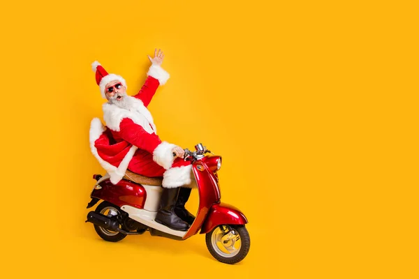 Pełne ciało zdjęcie białowłosego Mikołaja jazda na rowerze pokazując puste miejsce szokujące sprzedaż x-mas ceny nosić stylowe okulary czerwony płaszcz spodnie czapka buty odizolowany żółty kolor tło — Zdjęcie stockowe