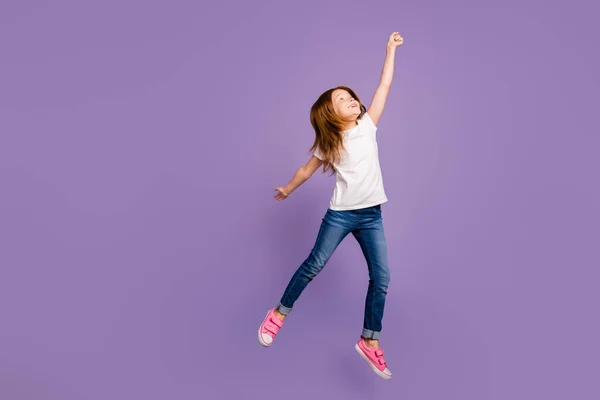Полный профиль тела фото забавной маленькой рыжей леди прыгающей высокой радости в воздухе представьте себе зонтик полета носить повседневные джинсы футболки изолированный фиолетовый фон — стоковое фото