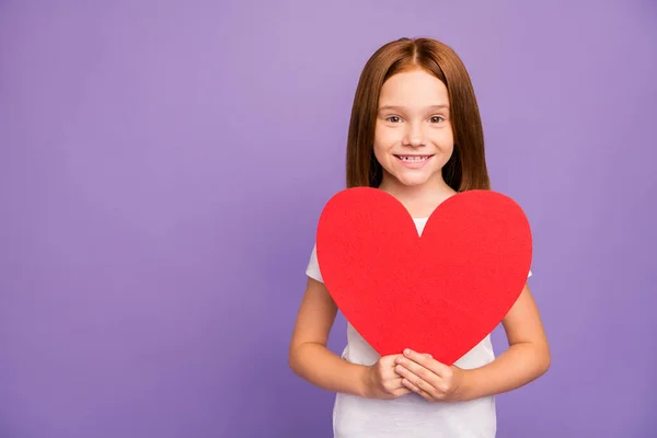 Feliz dia das mães. Foto de muito pouco foxy senhora segurar grande papel vermelho coração figura saudação mãe feriado presente surpresa desgaste branco t-shirt isolado roxo fundo — Fotografia de Stock