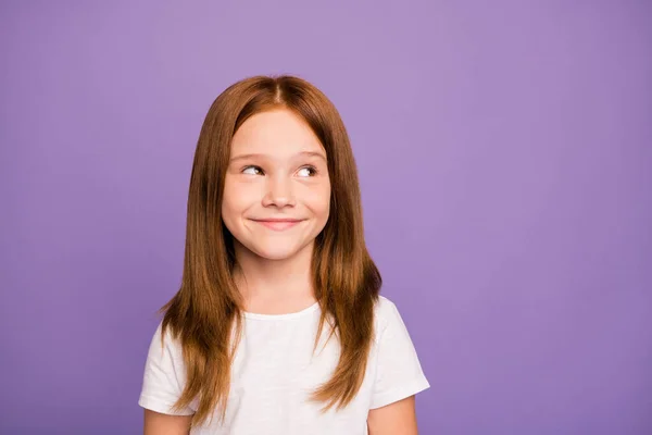 Closeup foto de muito pouco gengibre escola criança senhora olhando complicado espaço vazio tem plano louco no fim de semana desgaste branco t-shirt isolado sobre pastel roxo fundo — Fotografia de Stock