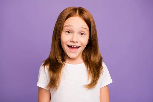 Foto de primer plano de bastante adorable niña de la escuela foxy pequeña boca abierta escuchar increíbles buenas noticias desgaste camiseta blanca aislada sobre fondo de color púrpura pastel —  Fotos de Stock