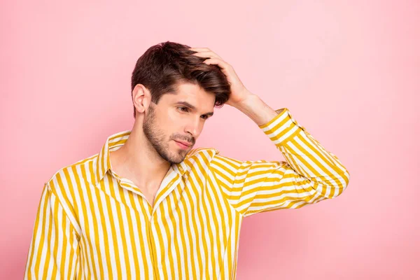 Foto de cara bonito segurando a mão em estilo penteado perfeito conceito de tratamento de beleza humor sereno usar camisa listrada hipster isolado cor rosa fundo — Fotografia de Stock