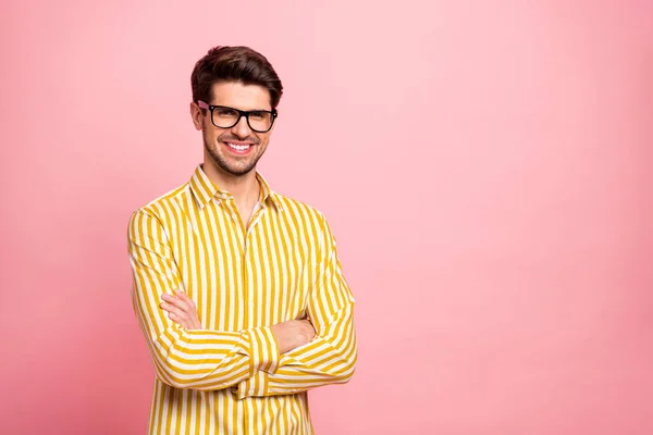 Foto di incredibile uomo d'affari incrocio mani dentato sorriso irradiante affidabile lavoratore usura specifiche elegante camicia a righe isolato colore rosa sfondo — Foto Stock