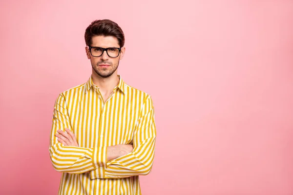 Zdjęcie niesamowitego biznesmena patrząc ściśle na kolegów skrzyżowanie rąk obwinia za późno pracy nosić specyfikacje stylowe paski koszuli odizolowany różowy kolor tła — Zdjęcie stockowe