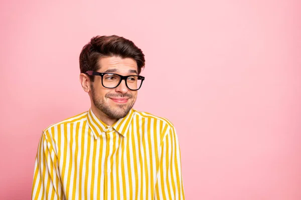 Foto de individuo macho increíble mirando lado espacio vacío tímido persona escuchar elogios nerd miedo niñas usan especificaciones elegante camisa a rayas aislado color rosa fondo —  Fotos de Stock