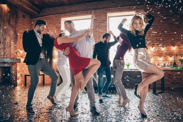 Tamanho total do corpo foto de pessoas positivas alegres casal de amantes dançando valsa em sapatos de salto alto em chuva confete vestido bem discoteca — Fotografia de Stock