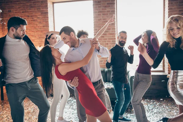 Foto de alegre positivo agradável casal bonito de pessoas dançando valsa cercada por seus amigos se movendo em dança — Fotografia de Stock