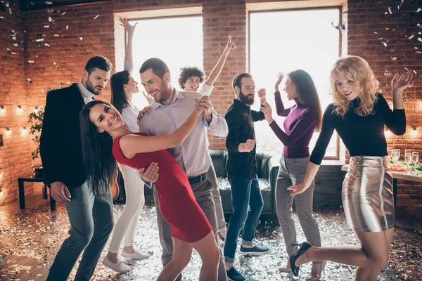 Foto de casal positivo encantador alegre de duas pessoas dançando valse cercado por seus companheiros em confetes caindo — Fotografia de Stock