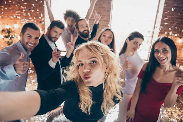 Zelffoto van vrolijke positieve mensen met lieve blonde het nemen van selfie zoenen pruilde lippen jongens tonen gebaren symboliseren diverse betekenissen en meisjes glimlachen tandheelkundig — Stockfoto
