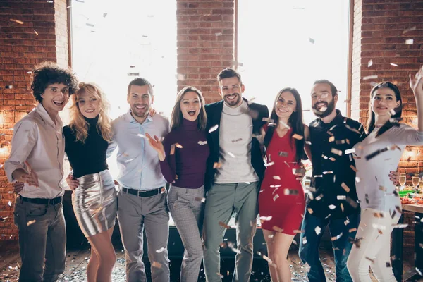 Foto de alegre agradável companhia bonito de velhos amigos vestindo formalmente celebrando o ano novo na festa corporativa em cair cofetti no lazer — Fotografia de Stock