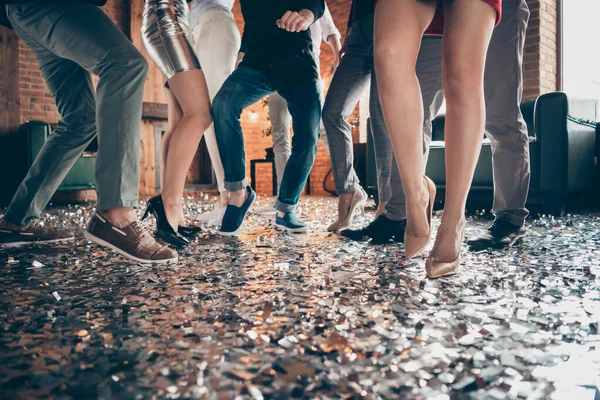 Foto closeup recortado de caras e meninas pernas perfeitas regozijando pista de dança x-mas festa glitter voando ar desgaste formalwear de salto alto vestido de prata saia calças restaurante dentro de casa — Fotografia de Stock