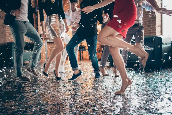 멋지고 완벽 한 다리를 가진 남자들이 춤추며 노는 X-Mas 파티를 즐기는 멋진 남자들이 붉은 드레스를 입고 붉은 치마를 입은 채 실내에서 파티를 즐기는 모습 — 스톡 사진