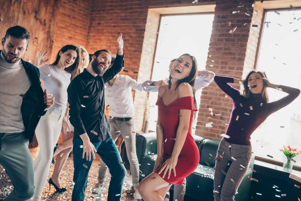 Foto van groep vrienden dansen vloer besteden x-mas feest samen glitter vallen dolblij zingen geweldig lied dragen stijlvol formalwear rode jurk shirts binnen — Stockfoto