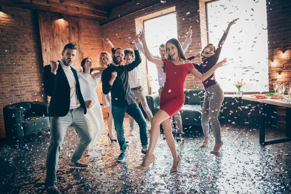 Foto de corpo inteiro de amigos que se encontram regozijando pista de dança x-mas festa festiva humor fresco brilho ar desgaste luxo formal vestido camisas jaqueta restaurante dentro de casa — Fotografia de Stock