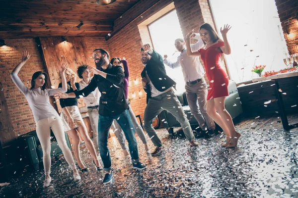 Volledige lengte foto van vrienden verzamelen dansvloer x-mas studenten feest geweldig stemming jeugd beweegt glitter lucht dragen formele kleding shirts jas restaurant binnen — Stockfoto