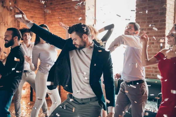 Foto van vrienden fellowship verzamelen dansvloer x-mas studenten feest dansen sterren samen vreugde dragen formele kleding shirts jas restaurant plaats binnen — Stockfoto