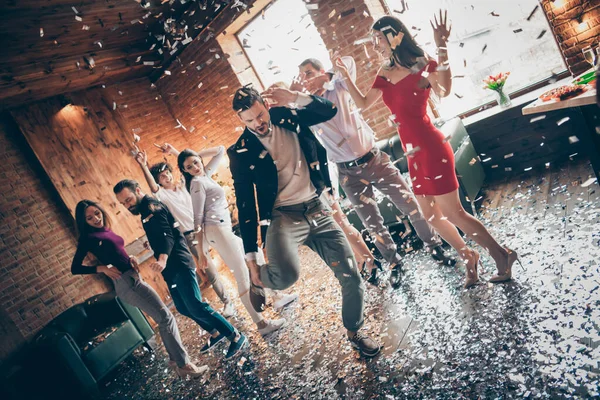 Volledige lengte foto van vrienden verzamelen dansvloer x-mas studenten feest geweldig stemming dansen jeugd beweegt glitter lucht dragen formele kleding shirts jas luxe restaurant binnen — Stockfoto