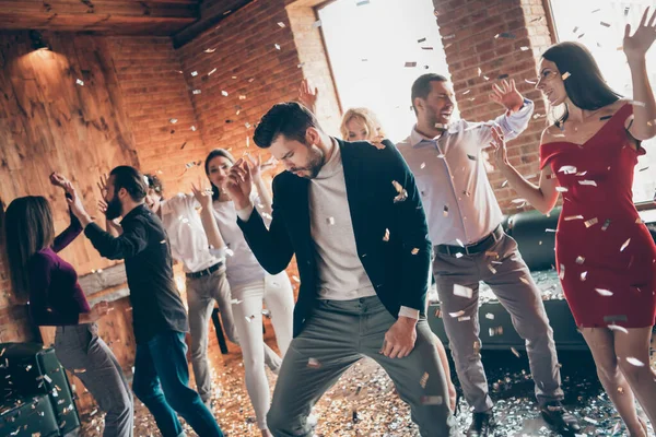 Фотогруппа друзей, собирающих танцпол на рождественскую вечеринку студентов удивительное настроение танцуют вместе носить рубашки в формальной одежде пиджак роскошный ресторан в помещении — стоковое фото