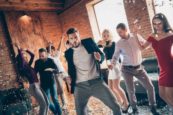 Foto de amigos pista de dança x-mas estudantes festa incrível humor cantando música favorita dançando juntos usar camisas vestido formal jaqueta restaurante dentro de casa — Fotografia de Stock