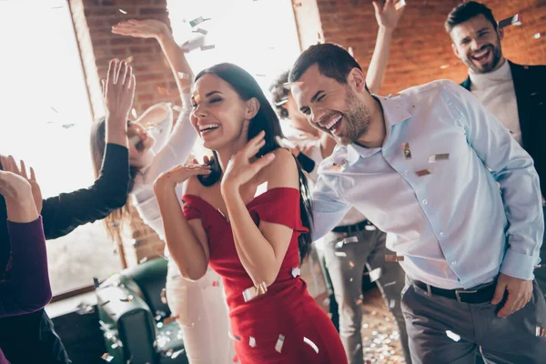 Kalabalık grup fotoğraflarında en iyi arkadaşlar dans pistinde sevgililerini tebrik eder. Kardeşlik resmi kıyafet giyer, kırmızı elbiseler giyer. — Stok fotoğraf