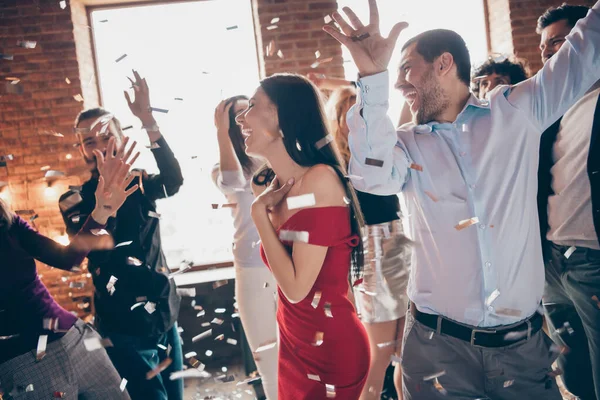 Foto van groepsvrienden op dansvloer brengen x-mas feest samen opgewonden confetti lucht maken verjaardag verrassing dragen formalwear rode jurk shirts binnen — Stockfoto