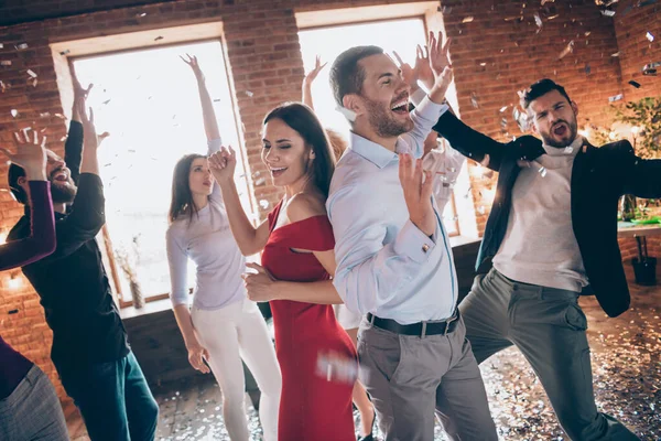 Foto av grupp vänner dans golv spendera x-mas företag fest tillsammans par dans back-to-back upphetsad slitage formalwear klänning skjortor restaurang inomhus — Stockfoto