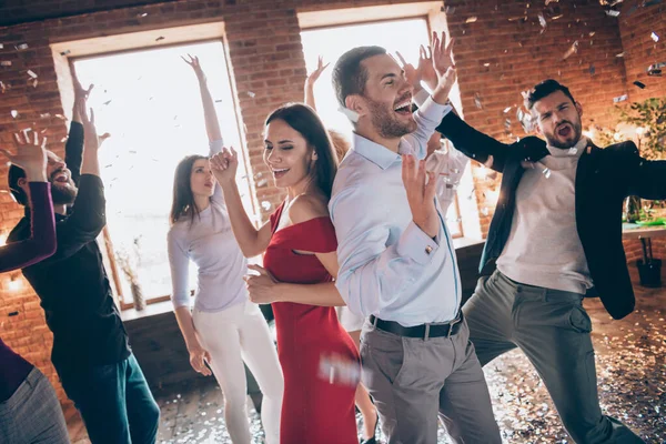 Foto de amigos do grupo pista de dança gastando x-mas empresa corporativa festa juntos casal dançando back-to-back animado vestir formal vestido camisas restaurante dentro de casa — Fotografia de Stock