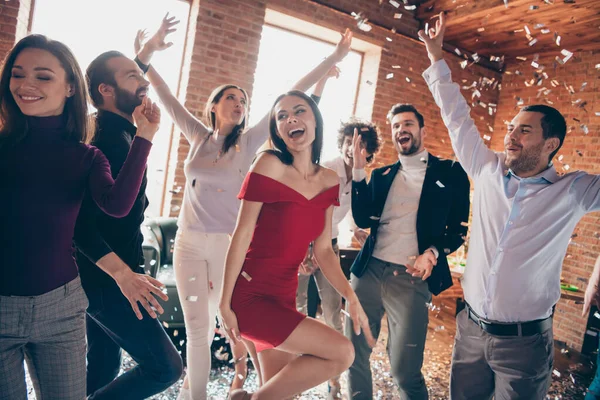 Foto van beste vrienden dansvloer x-mas studenten feest geweldig stemming zingen favoriete lied rusten samen dragen formele kleding rode jurk shirts restaurant plaats binnen — Stockfoto