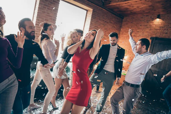 Foto do grupo festivo melhores oito empresa corporativa pista de dança x-mas festa confete queda atmosfera arrepiante desgaste formalwear camisas vestido vermelho restaurante lugar dentro de casa — Fotografia de Stock