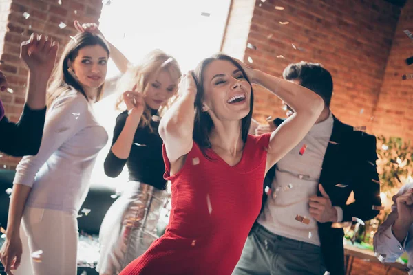 Фото праздничной группы лучших друзей на танцполе день рождения конфетти падения беззаботного настроения носить формальную одежду красные рубашки платье ресторан номер в помещении — стоковое фото