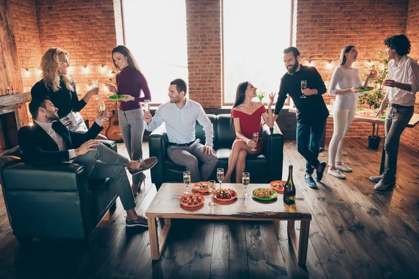 Φωτογραφία από το πάρτι γενεθλίων των διακοπών οκτώ άτομα κουβεντιάζοντας κλίνγκ ποτήρια πίνουν χρυσό κρασί τρώγοντας σνακ φορούν φορμαλδεΰδη καθιστικό καναπέ-σοφίτα εστιατόριο στο εσωτερικό — Φωτογραφία Αρχείου