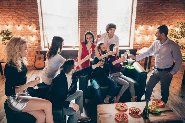 グループのお祝いの誕生日パーティーの写真人々の友情をチャットクリンクグラスを飲む黄金のワインを食べるスナックトーストを聞く着用フォーマルウェアレストラン屋内 — ストック写真