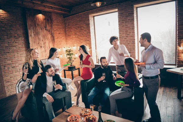 8 명의 회원들 이 생일 축하 파티를 하는 모습이 담긴 사진 . 친구들 과 잡담을 나누는 사람들 이 유리잔을 마시고 금술을 먹는 간식을 실내에서 하는 모습. — 스톡 사진