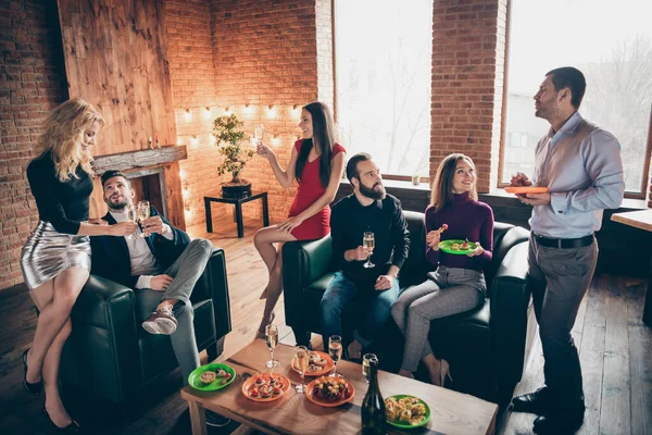グループの誕生日パーティーの写真人々の友情を通信クリンクワイングラスを飲む黄金のワインを食べるスナックは室内でフォーマルウェアレストランを着用 — ストック写真
