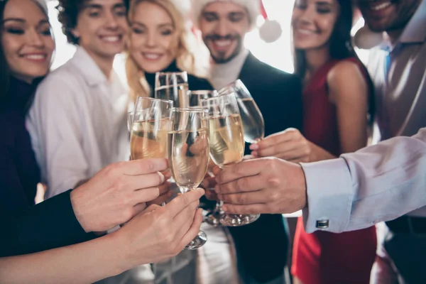 Cropped photo of fellows group party people celebrating x-mas clinking wineglasses sparkling wine wear formalwear santa hats restaurant à l'intérieur — Photo