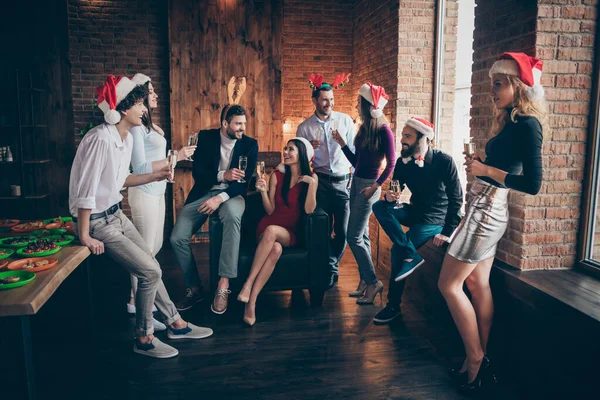 Grup Noel Partisi 'nin fotoğrafı. Pek çok insan kutlama yaparken kadeh tokuşturur, şarap içer, forma giyer, Noel Baba şapkası giyer, kapalı mekanlarda geyik boynuzu yer. — Stok fotoğraf