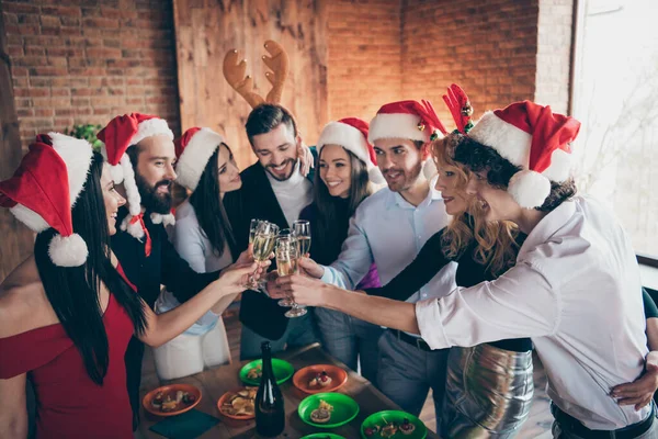 Porträtt av trevliga attraktiva glada killar bär tema mössa mössa huvudbonad firar klinkande glas tillsammans hälsning grattis ha kul på moderna industriella tegel trä loft stil interiör hus — Stockfoto