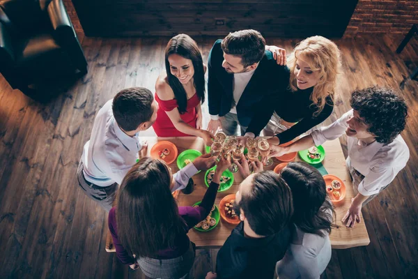 Top boven hoge hoek uitzicht van mooie aantrekkelijke slimme elegante vrolijke blij jongens collega 's klinkend glas samen feliciteren bij moderne industriële baksteen hout loft stijl interieur huis — Stockfoto