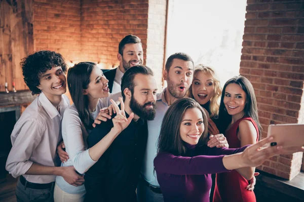 Porträtt av trevlig attraktiv positiv vänlig glad glad glad människor sällskap njuter festligt möte gör selfie visar v-tecken på moderna industriella tegel loft stil interiör hus inomhus — Stockfoto