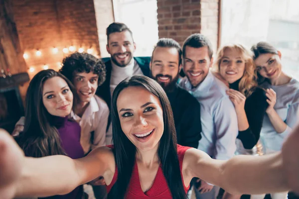Foto de alegre boa companhia positiva de estudantes que se formam na universidade sorrindo toothily com namorada tirando selfie com seus amigos — Fotografia de Stock