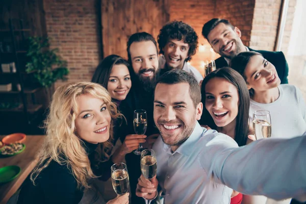 Photo de joyeux positif belle compagnie de personnes tenant des verres remplis de champagne souriant prenant dents selfie — Photo