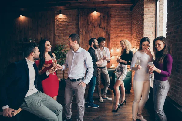 Foto de muchedumbre de trabajadores comprometidos en negocios teniendo fiesta corporativa con diversión y alcohol vistiendo formalmente hablando entre sí dando forma a la comunicación — Foto de Stock